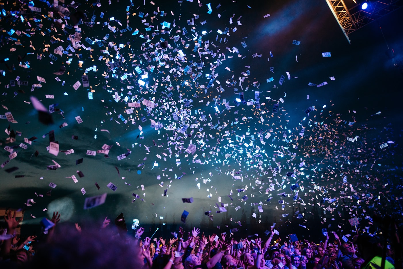 Pluie de confettis sur la foule